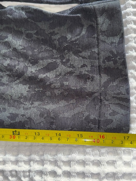 Gymshark High-Waist Seamless Camo Cycling Shorts - Picture 3 of 4